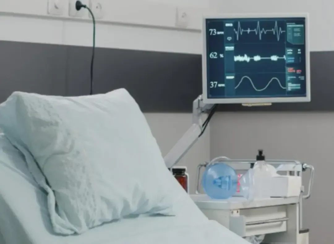 Quarto de hospital com uma cama e um monitor de sinais vitais